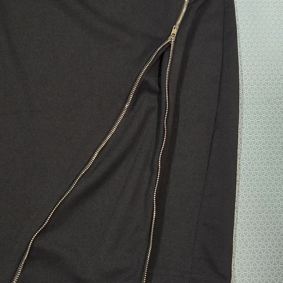 Juniors Elegant Short Black Zipper Dress with Gold Accents Size M - Picture 6 of 7